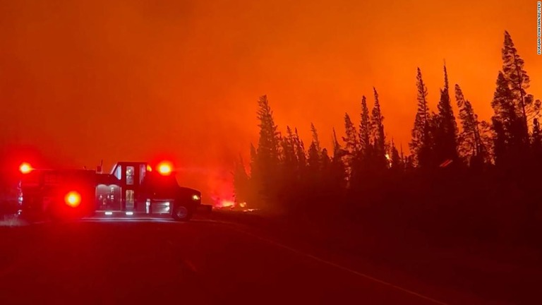 ＳＮＳに投稿された動画にはカナダ・ヘイ川付近の山火事の様子が捉えられている＝１５日/Morgan Monkman/Reuters