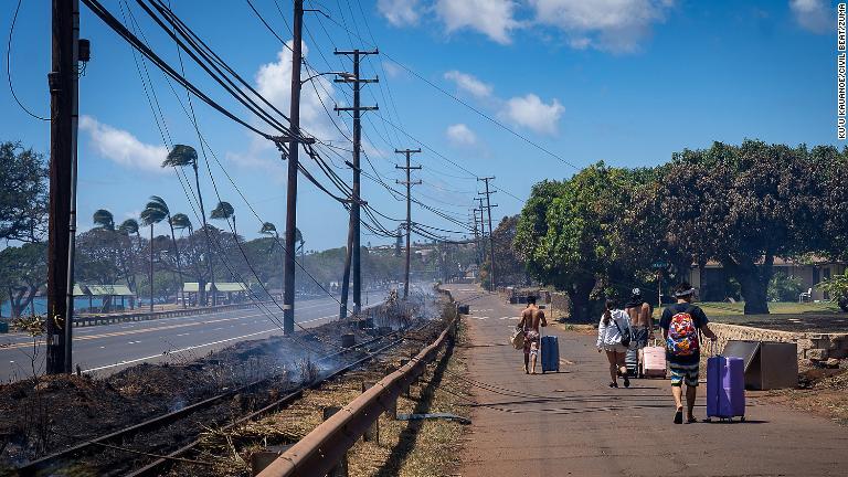 山火事が過ぎ去った後、荷物を持って移動する人々＝８月９日/Ku'u Kauanoe/Civil Beat/ZUMA