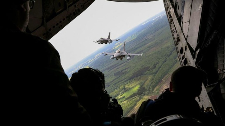 リトアニア上空でのＮＡＴＯ訓練に参加するポルトガル空軍のＦ１６戦闘機/Petras Malukas/AFP/Getty Images