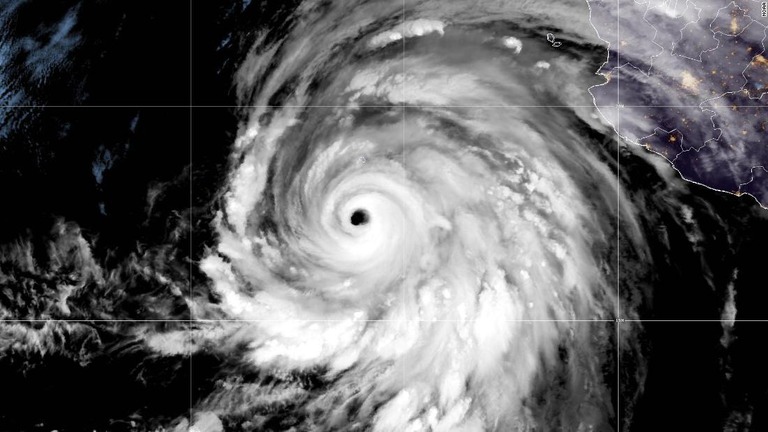 強力なハリケーン「ヒラリー」が米南西部に接近中/NOAA