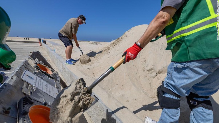 ハリケーンの接近を受けて、土のうを作るボランティア/Allen J. Schaben/Los Angeles Times/Getty Images