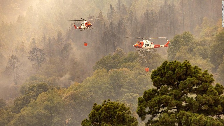 スペイン領カナリア諸島のテネリフェ島で山火事が拡大し、１万２０００人以上の住民が避難した/Europa Press News/Getty Images