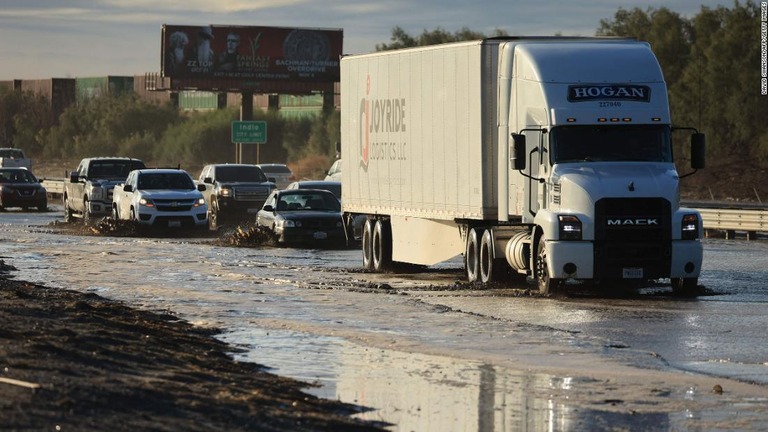 州間高速道路１０号線は水や泥に覆われ、車の通行に遅れが出た＝２１日/David Swanson/AFP/Getty Images