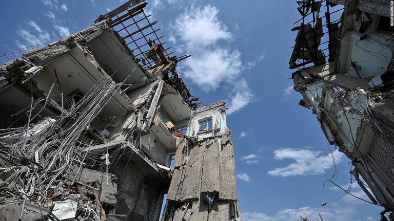 ロシアの砲撃で損壊したウクライナ南東部オリヒウの住居ビル/Stringer/Reuters