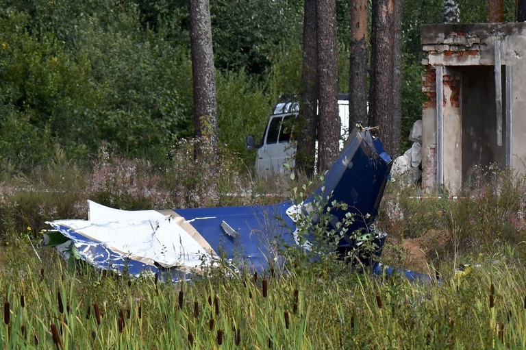 ロシア・トベリ州の墜落現場で見つかった機体の残骸/Olga Maltseva/AFP via Getty Images