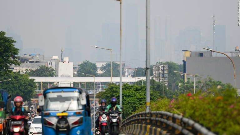 インドネシアの首都ジャカルタ。大気汚染で遠くの超高層ビル群が霞んでいる/Bay Ismoyo/AFP/Getty Images