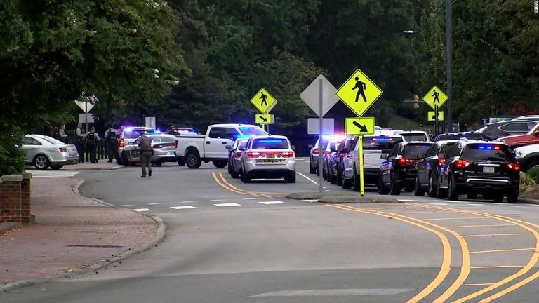 発砲事件が起きた米ノースカロライナ大学チャペルヒル校には多数の警察車両が出動した/WTVD