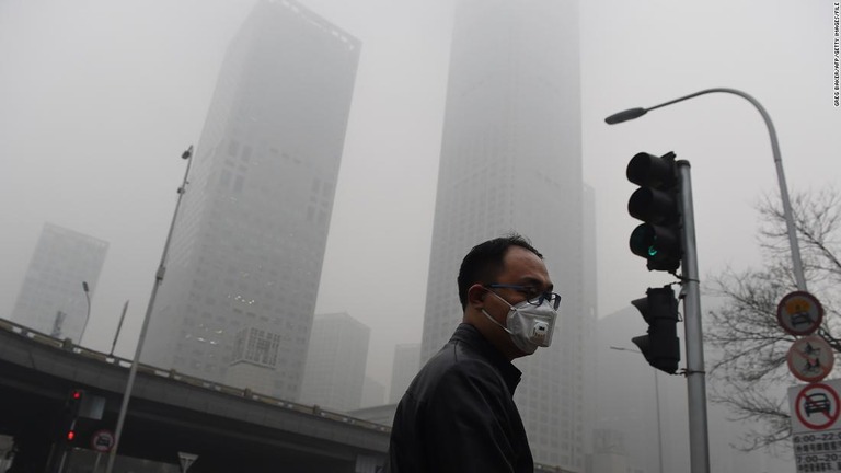 大気汚染が激しかった頃の北京＝２０１５年１２月２２日撮影/Greg Baker/AFP/Getty Images/File