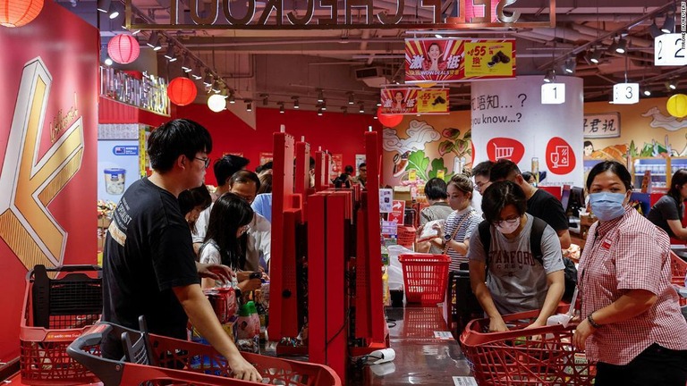 台風接近に備えて買いだめをする住民の姿も見られた＝８月３１日、香港/Tyrone Siu/Reuters