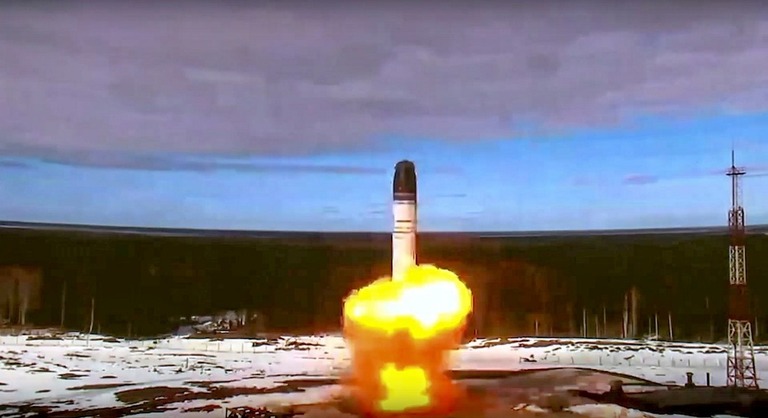 昨年４月、ロシア北西部から発射される大陸間弾道ミサイル「サルマト」/Roscosmos Space Agency Press Service/AP