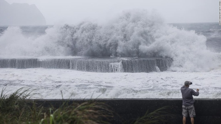 台風１１号（ハイクイ）が台湾に上陸した/I-Hwa Cheng/AFP/Getty Images