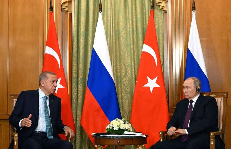 トルコのエルドアン大統領（左）とロシアのプーチン大統領/Guneyev/AFP/Getty Images