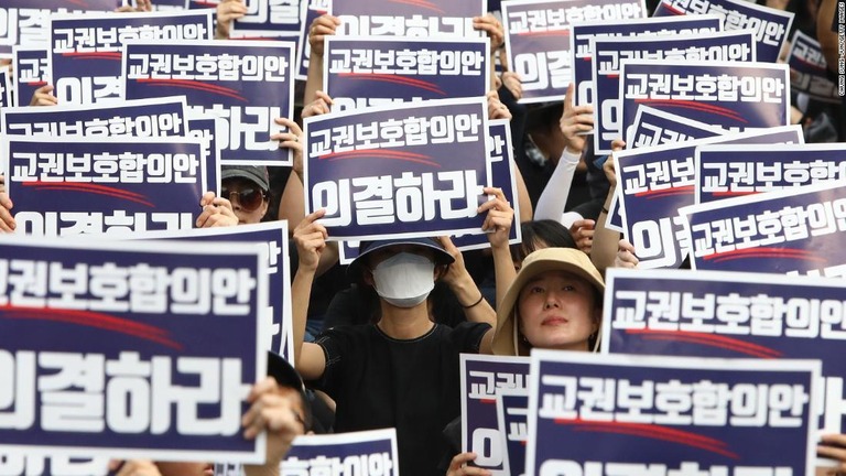 議会前での抗議デモに参加した教師ら＝４日、韓国首都ソウル/Chung Sung-Jun/Getty Images