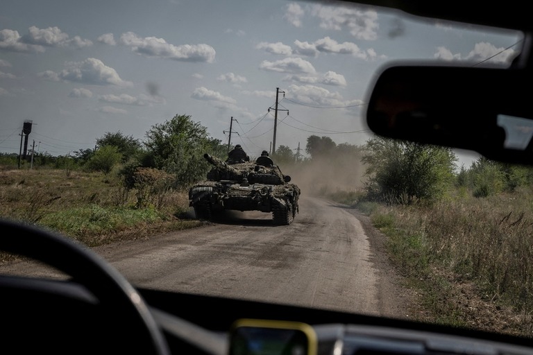 戦車に乗るウクライナ軍兵士＝８月２５日、ウクライナ南東部ザポリージャ州ロボティネ村近郊/Viacheslav Ratynskyi/Reuters