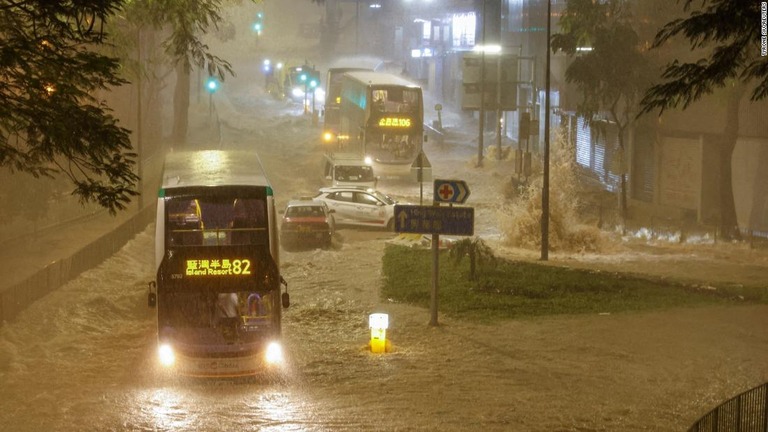 冠水した通りを走るバス＝８日、香港/Tyrone Siu/Reuters