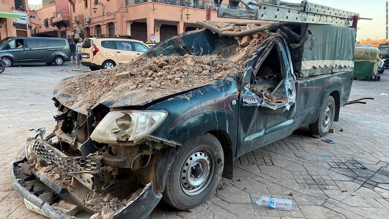 地震の影響で破損した車両/Abdelhak Balhaki/Reuters