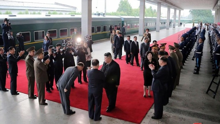 出発前の平壌の駅での様子/KCNA