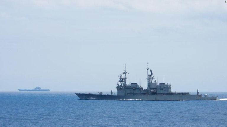 台湾国防部が公開した台湾の海域近くを航行する中国海軍の艦艇の写真/AP