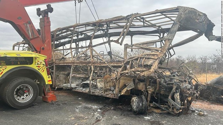 南アフリカのリンポポ州でバスがトラックと正面衝突して炎上する事故があった/Limpopo Department of Transport and Community Safety/Facebook