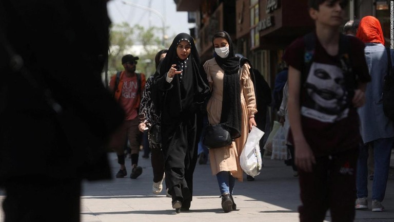 路上を歩くイラン人女性＝４月１５日、イラン・テヘラン/Majid Asgaripour/WANA/Reuters