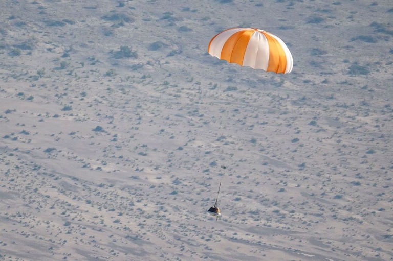 ベンヌの試料が入ったカプセルは、米東部標準時の２４日午前１０時４２分に大気圏に突入した/NASA