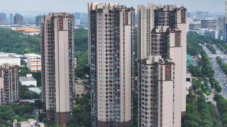 中国・南京市の高層住宅にある恒大のロゴ/Sttringer/AFP/Getty Images