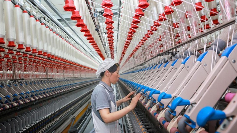 中国東部江蘇省南通市の織物工場で機械を操作する従業員/Stringer/AFP/Getty Images