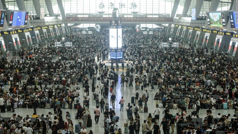 旅行者でごった返す浙江省杭州市の鉄道駅/Stringer/AFP/Getty Images