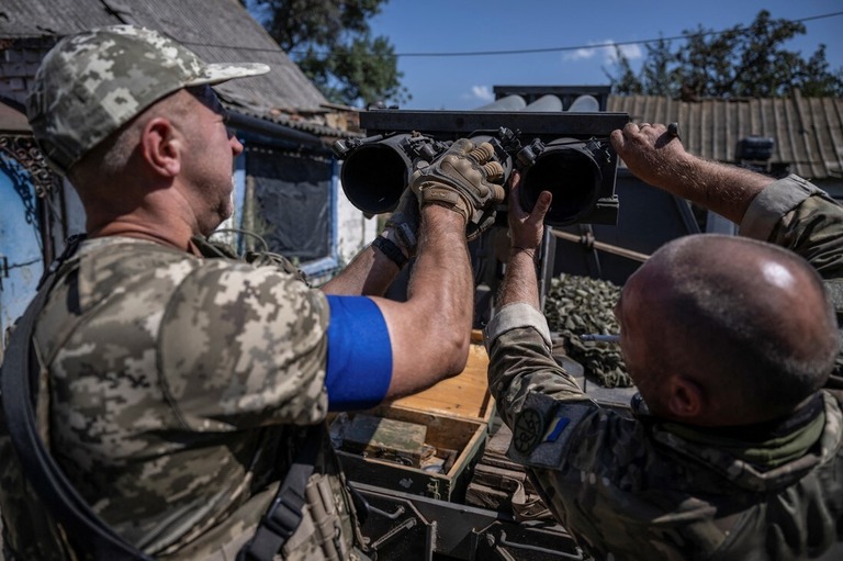 多連装ロケットに砲弾を装填するウクライナ軍第１０８独立領土防衛旅団の兵士/Viacheslav Ratynskyi/Reuters
