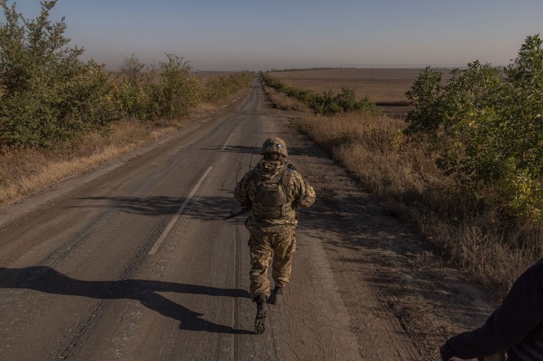 ザポリージャ州の前線付近の道路にいるウクライナ兵の姿＝９月２９日/Roman Pilipey/AFP/Getty Images