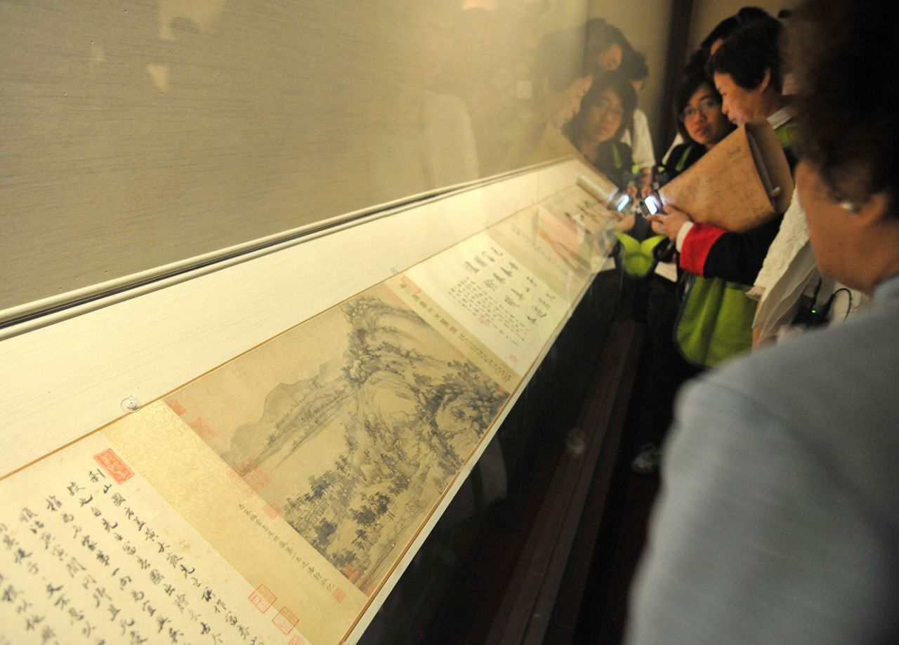 「富春山居図」を眺める来館者＝２０１１年６月、台北の国立故宮博物院/Patrick lin/AFP/Getty Images
