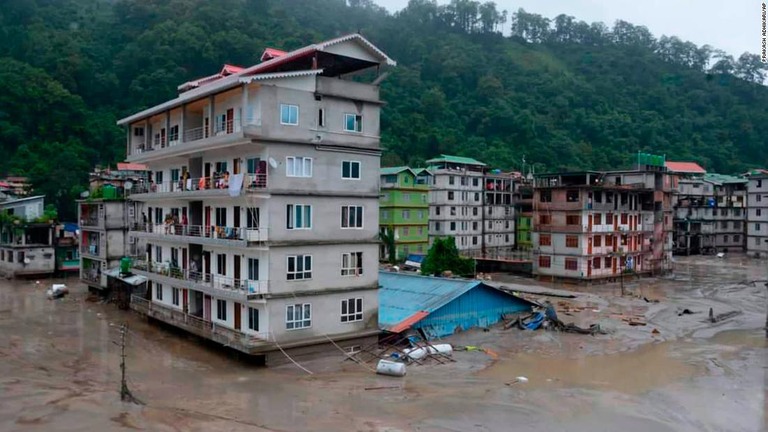 洪水により多くの建物が浸水した/Prakash Adhikari/AP