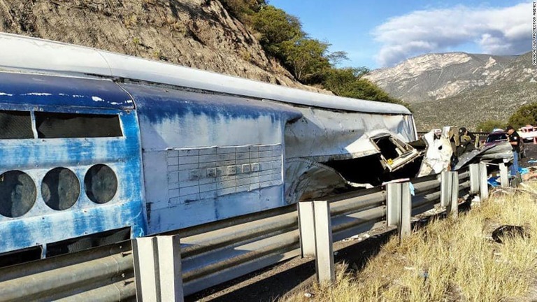 著しく損傷した大型バスの車体/Oaxaca Civil Protection Agency