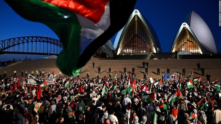 パレスチナ支持派による集会＝９日、豪シドニー/Dean Lewins/AAP Image/Reuters