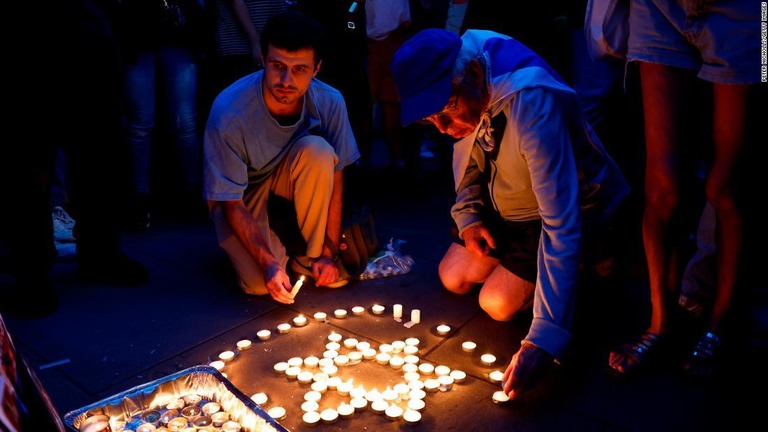 ろうそくを手向けるユダヤ人コミュニティーのメンバー＝９日、英ロンドン/Peter Nicholls/Getty Images