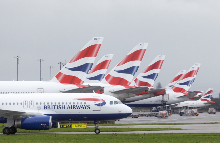 駐機場に並ぶブリティッシュ・エアウェイズの航空機＝英ロンドン・ヒースロー空港/Chris Ratcliffe/Bloomberg/Getty Images