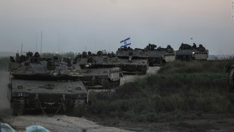 砲兵部隊の戦車＝１２日、パレスチナ自治区のガザ地区の境界付近/Ronen Zvulun/Reuters