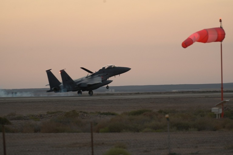 米中央軍の作戦地域に到着した米空軍のＦ１５Ｅ戦闘機/Airman 1st Class Josephine Pepin/U.S. Air Force