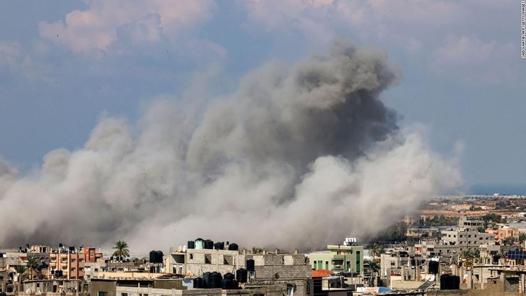 １６日、イスラエル軍による空爆を受けて煙が立ち込めるガザ地区南部/Said Khatib/AFP/Getty Images