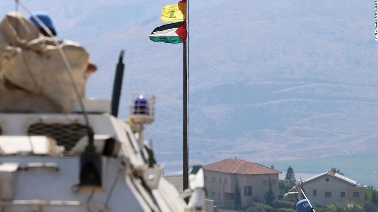 風にはためくパレスチナやヒズボラの旗＝１３日、レバノン南部/Joseph Eid/AFP/Getty Images