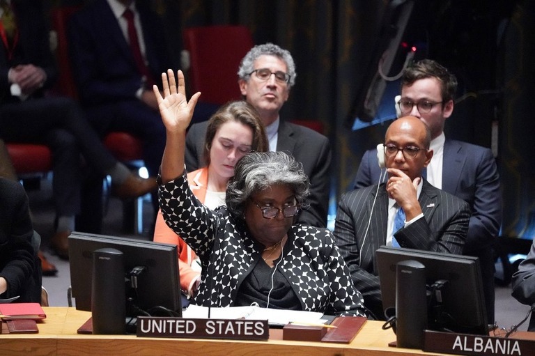 国連安保理の会合で決議案の採決に参加する米国のトーマスグリーンフィールド国連大使/Bryan R. Smith/AFP via Getty Images
