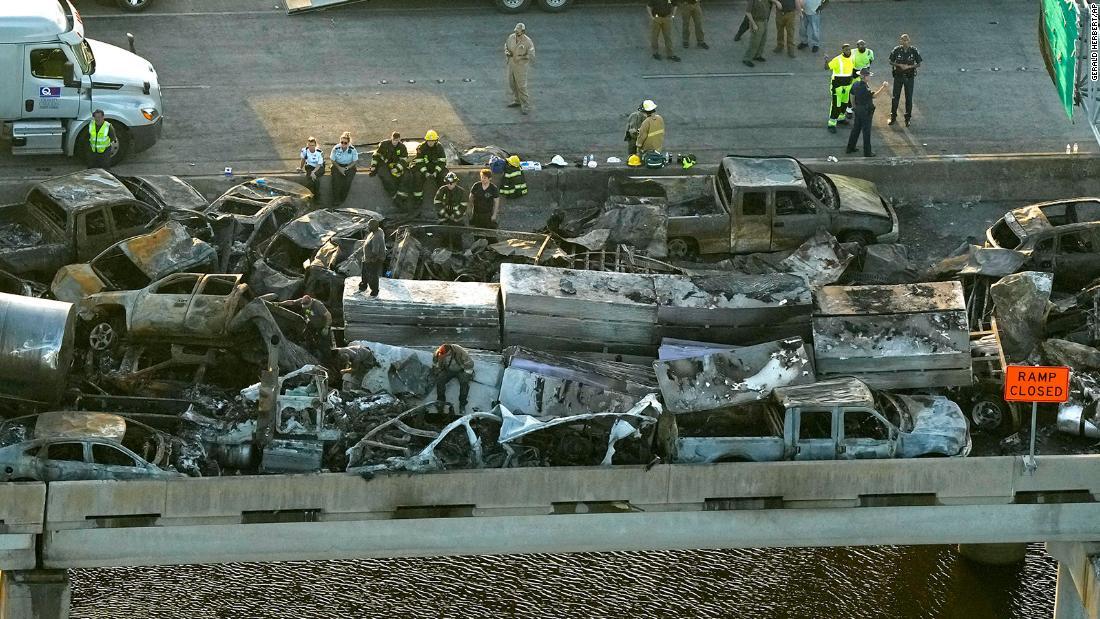 濃霧の幹線道路で車１５０台以上が絡む事故、死者７人 米南部(1/2) - CNN.co.jp