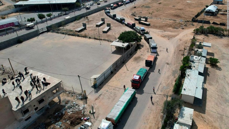 エジプトからパレスチナ自治区ガザ地区に入る支援物資を搭載したトラック＝２１日/Mohammed Abed/AFP/Getty Images