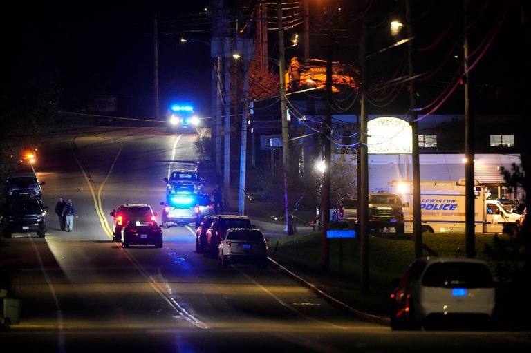 ２５日夜、米メーン州ルイストンの銃乱射現場に駆けつけた警察車両/Robert F. Bukaty/AP