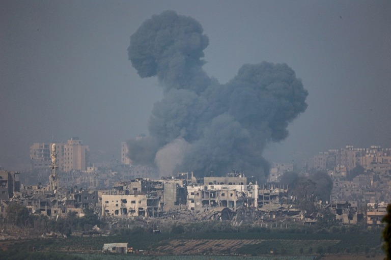 イスラエル軍機がガザ北部を激しく空爆し、地下の目標１５０カ所を攻撃したという/Ilia Yefimovich/picture alliance/Getty Images