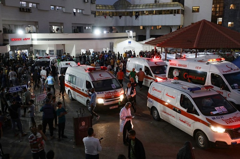 イスラエルの空爆の被害者を救出し、ガザ地区最大の「シファ病院」へ搬送する救急車/Dawood Nemer/AFP/Getty Images