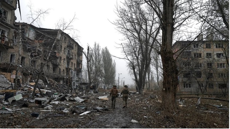 破壊された街の中を歩くウクライナ軍兵士＝２６日、ウクライナ・アウジーイウカ/Vlada Liberova/Libkos/Getty Images