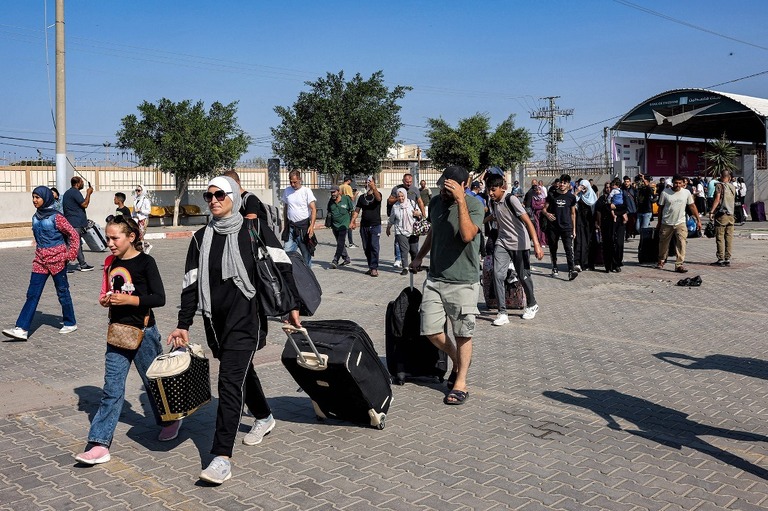 ガザ南部のラファ検問所に到着する人々/Mohammed Abed/AFP/Getty Images