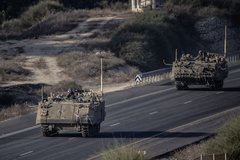 イスラエルはガザとの境界付近に兵士や戦車、装甲車の展開を続ける＝２日、イスラエル南部スデロット/Mostafa Alkharouf/Anadolu/Getty Images