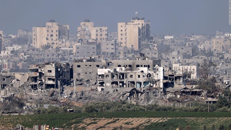 イスラエル軍の爆撃で破壊されたガザ地区北部の街並み/Jack Guez/AFP/Getty Images